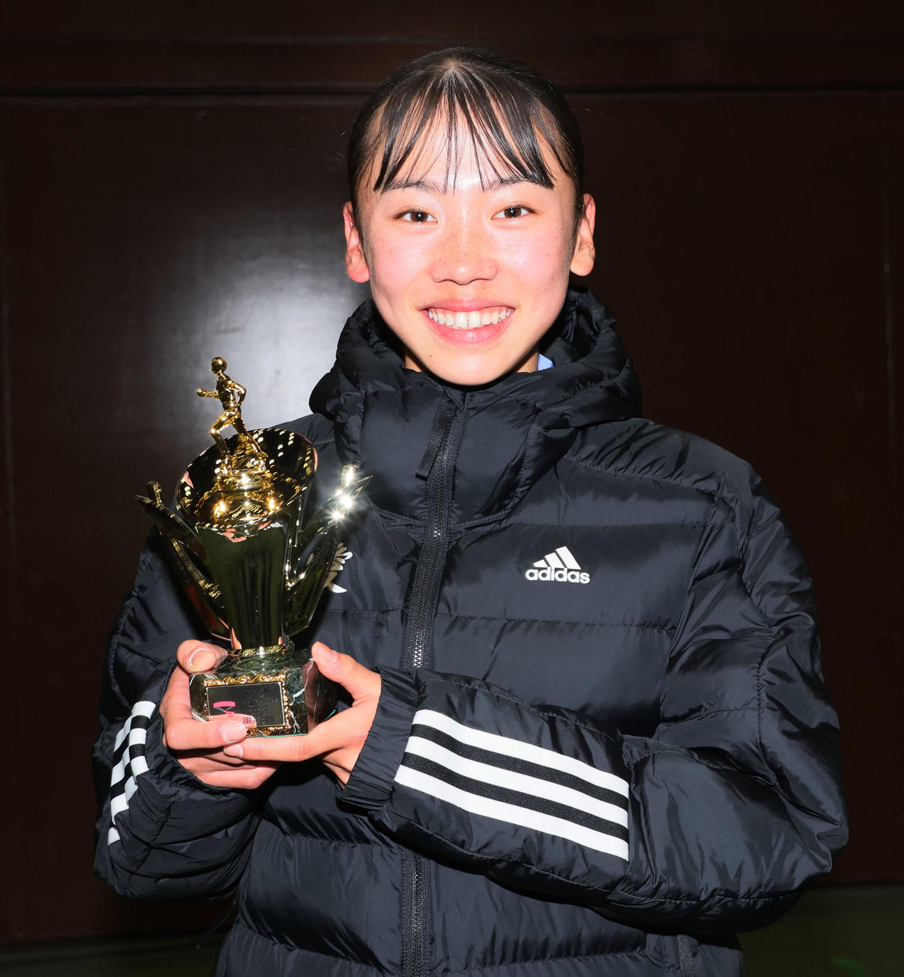 全国高校駅伝・女子の部　区間賞表彰を受賞し笑顔見せる久保凜（撮影・加藤哉）