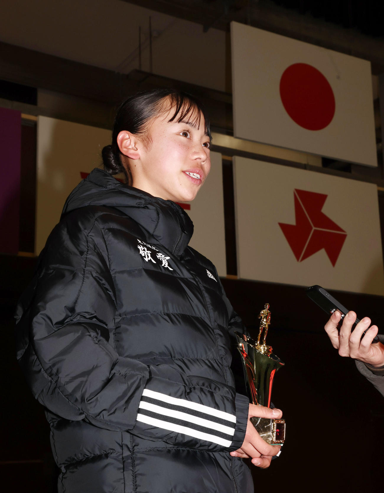 全国高校駅伝・女子の部　区間賞表彰を受賞し笑顔で取材を受ける久保凜（撮影・加藤哉）