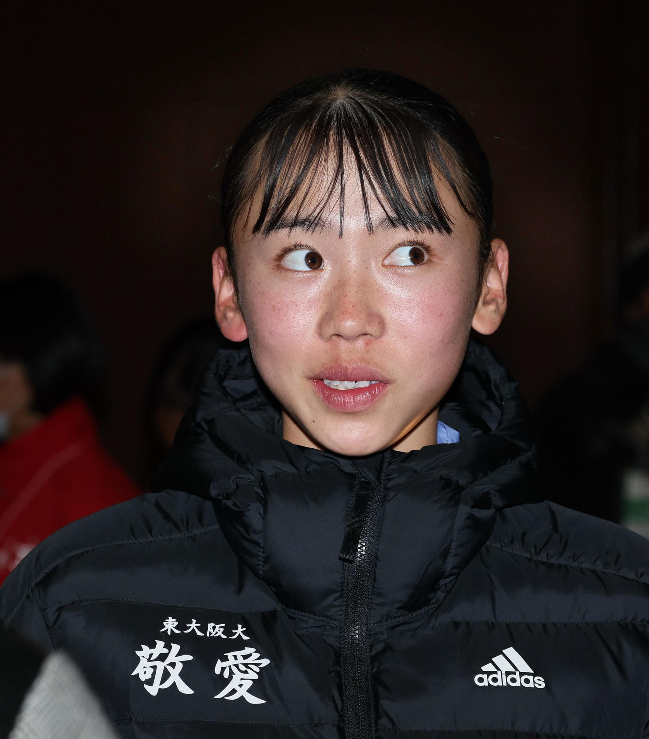 全国高校駅伝・女子の部　区間賞を受賞し明るい表情で取材を受ける久保凜（撮影・加藤哉）