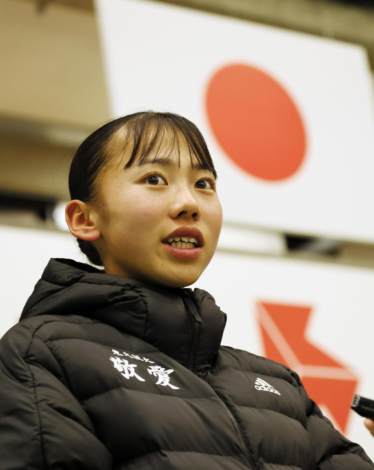 全国高校駅伝・女子の部　区間賞を受賞し取材を受ける久保凜（撮影・加藤哉）