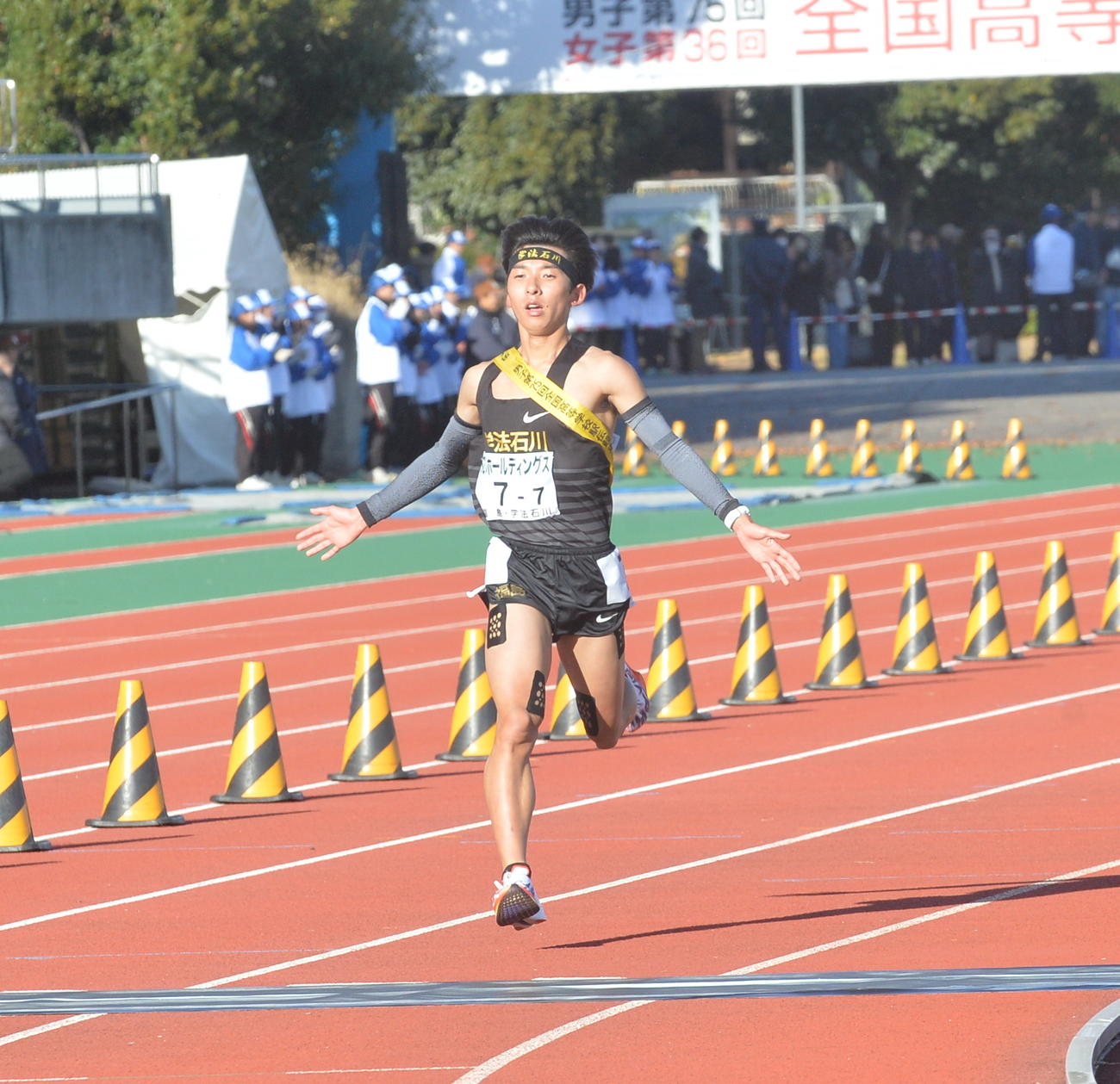 目標順位の5位でゴールする学法石川7区・保芦（撮影・浜本神威）
