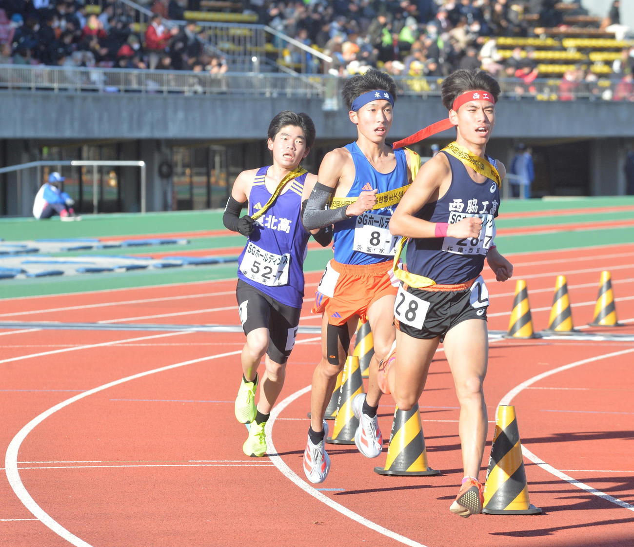 1つでも高い順位を目指し、前を追う東北の7区・原田（左）（撮影・浜本神威）