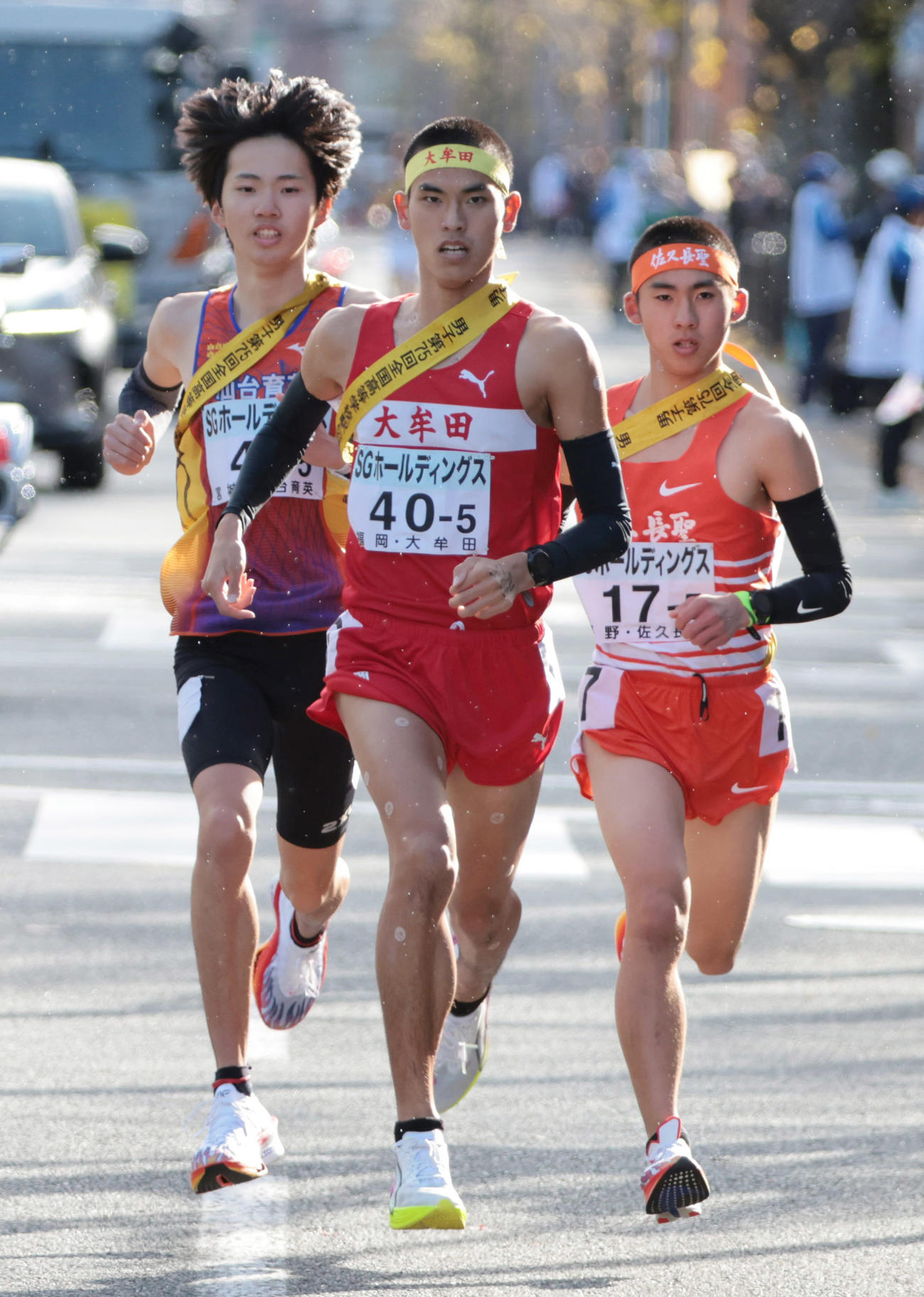 全国高校駅伝・男子の部　5区、先頭で競り合う（左から）仙台育英の市川太羅、大牟田の塚田虎翼、佐久長聖の酒井崇史（代表撮影）