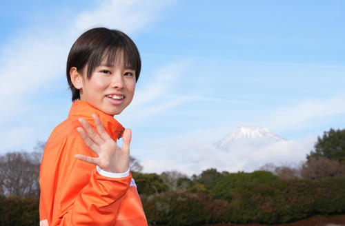 レースを終え富士山を背に手を振る拓大・不破（撮影・垰建太）