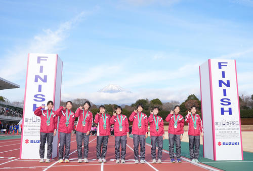 レースを終え富士山を背に写真に納まる立命館大の選手たち（撮影・垰建太）