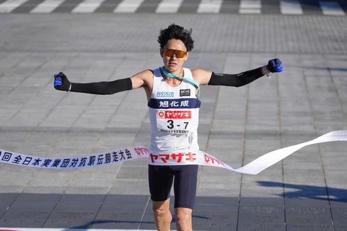 優勝のゴールテープを切る旭化成7区井川（撮影・足立雅史）
