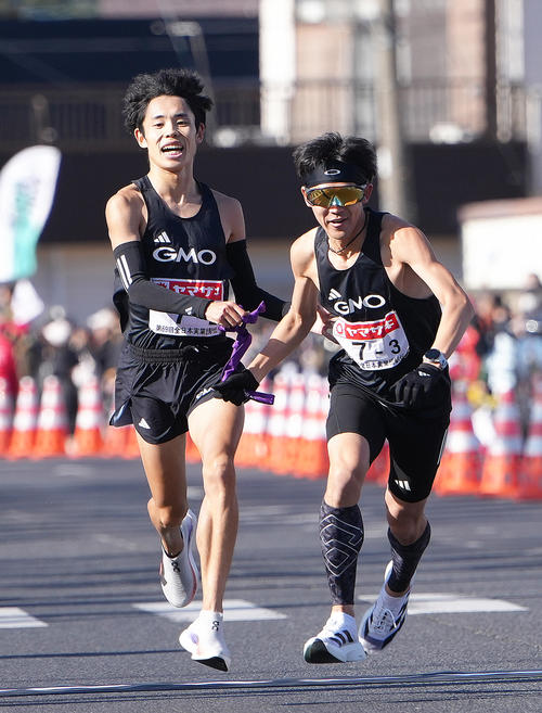 第2中継所でタスキリレーするGMOインターネットグループの2区今江（左）と3区鈴木（撮影・足立雅史）