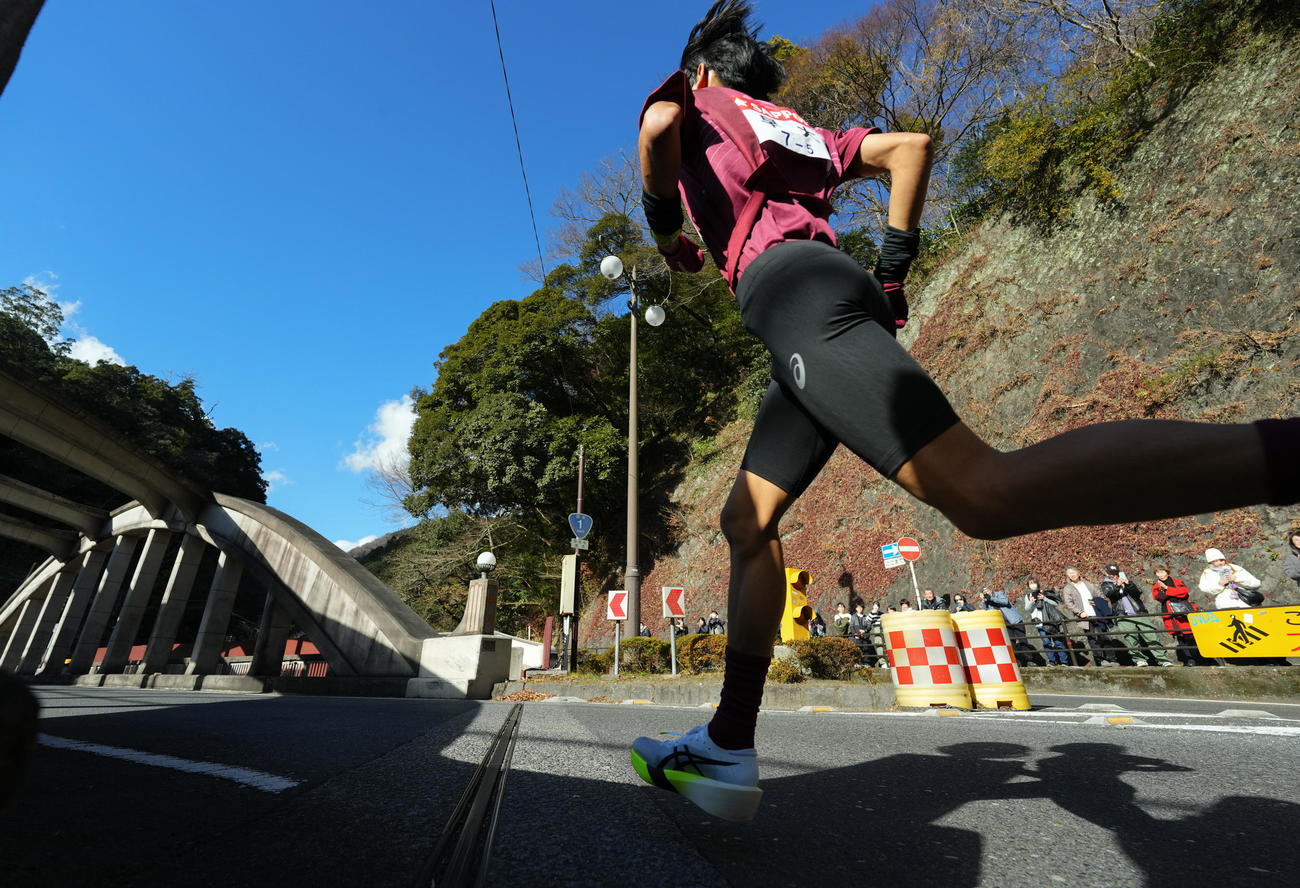 東京箱根間往復大学駅伝競走　ゴールに向かって疾走する早大5区工藤（撮影・菅敏）