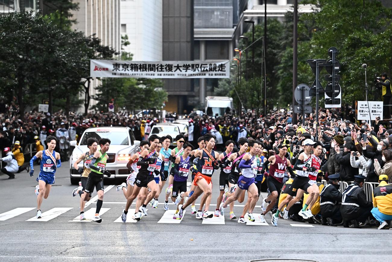 大手町をスタートする1区の選手たち（撮影・滝沢徹郎）