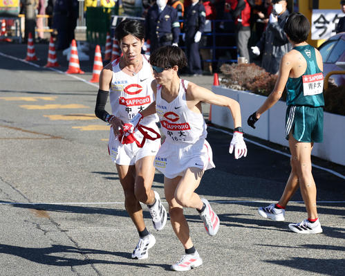 戸塚中継所で中大2区溜池（左）は3区本間にトップでタスキをつなぐ（撮影・宮地輝）
