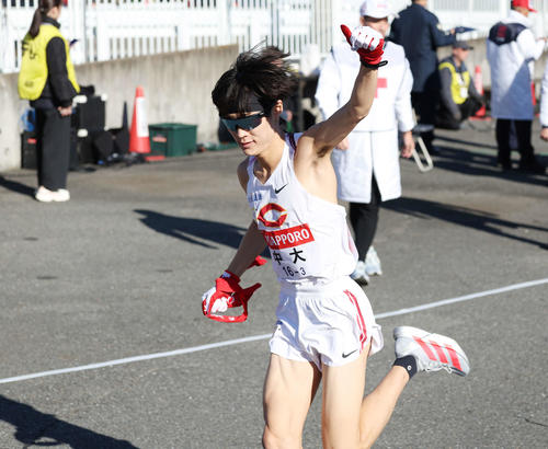 戸塚中継所でトップでタスキを受け駆け出す中大3区本間（撮影・宮地輝）
