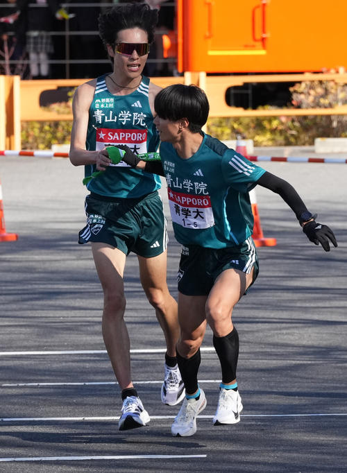 青学大4区太田（左）は5区若林に小田原中継所でたすきを渡す（撮影・鈴木みどり）