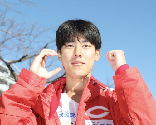 区間賞で走り終え、ポーズを決め写真に納まる中大1区吉居（撮影・河田真司）