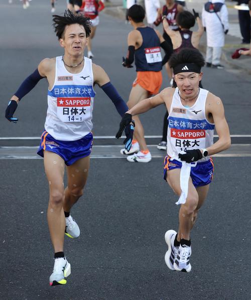 3位で2区山崎（右）にたすきを渡す日体大1区平島（撮影・河田真司）