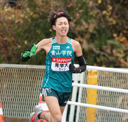 平塚中継所手前を力走する青学大7区白石（撮影・宮地輝）