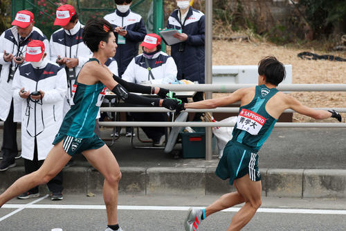 平塚中継所で青学大7区白石（左）は8区塩出にタスキをつなぐ（撮影・宮地輝）