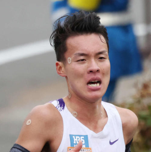 平塚中継所手前を力走する駒大7区佐藤（撮影・宮地輝）