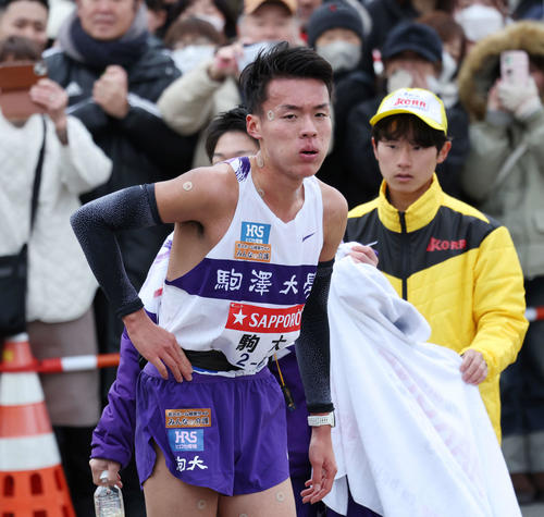 平塚中継所でタスキをつないだ駒大7区佐藤（撮影・宮地輝）