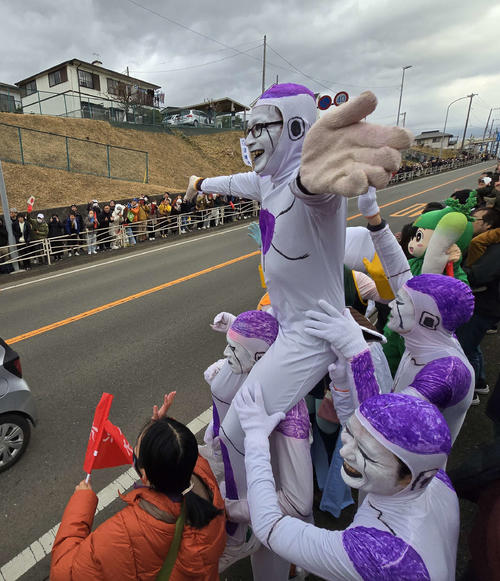 ラグビーのラインアウトでみせる合体技を初披露するフリーザ軍団（撮影・寺沢卓）