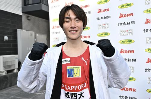 9区区間賞の城西大・桜井はガッツポーズで写真に納まる＝2025年1月3日