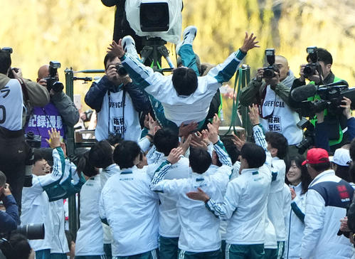 総合優勝を果たし、胴上げされる青学大・原監督（撮影・菅敏）