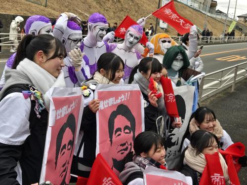 フリーザ軍団と帝京大学のチア部のメンバー（撮影・寺沢卓）