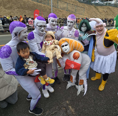 フリーザ軍団は生後4カ月の赤ちゃんと記念写真（撮影・寺沢卓）