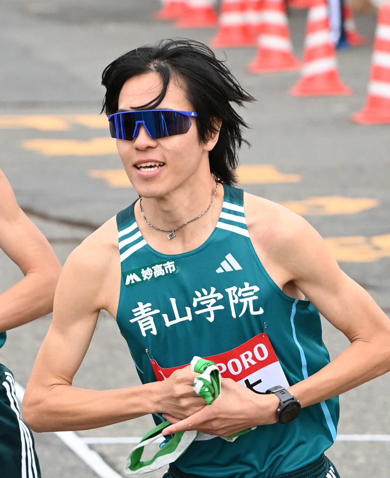 第100回箱根駅伝　往路　戸塚中継所から駆け出す青学大3区太田蒼生（2024年1月2日撮影）