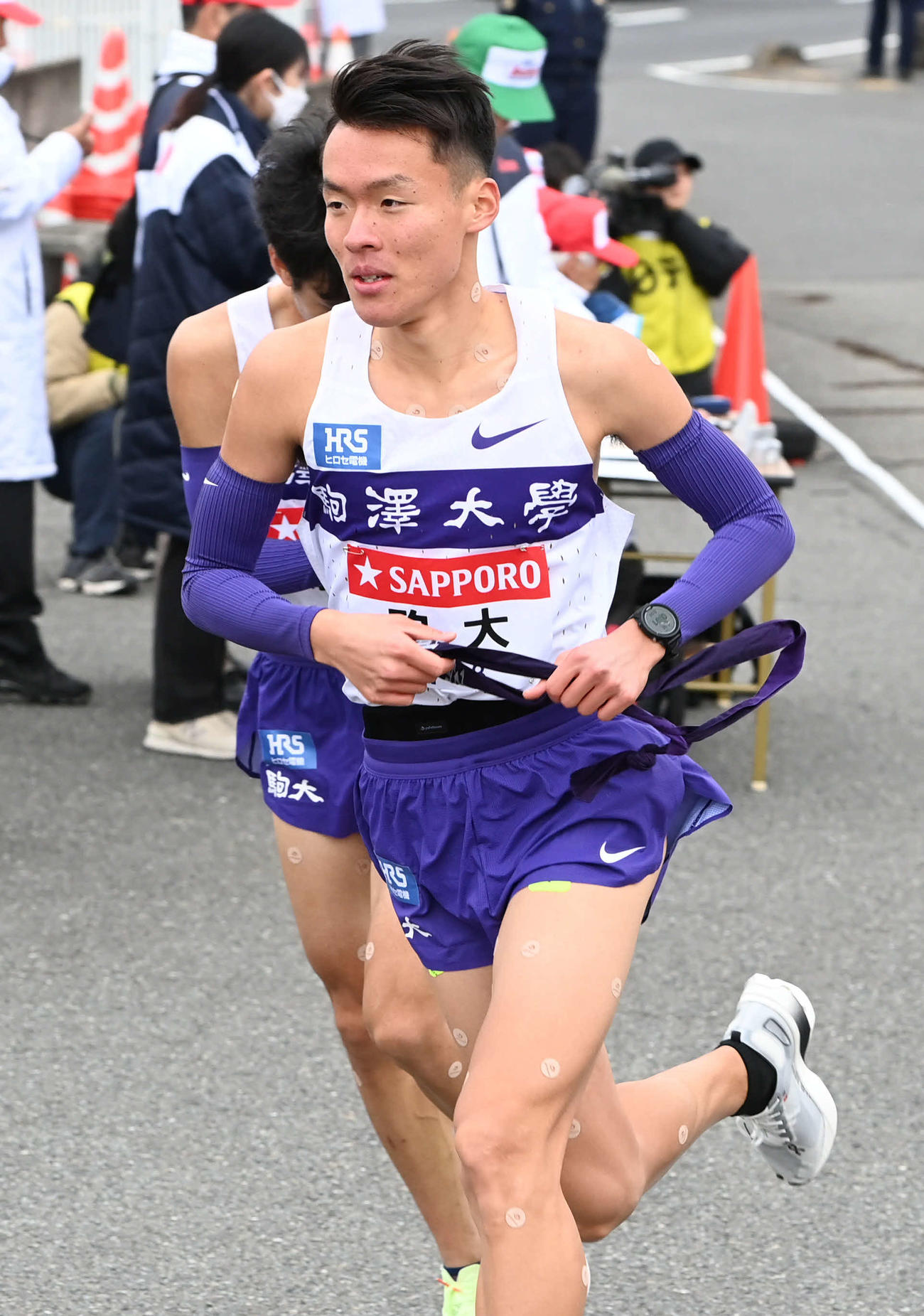 第100回箱根駅伝　往路　戸塚中継所から駆け出す駒大3区佐藤圭汰（2024年1月2日撮影）