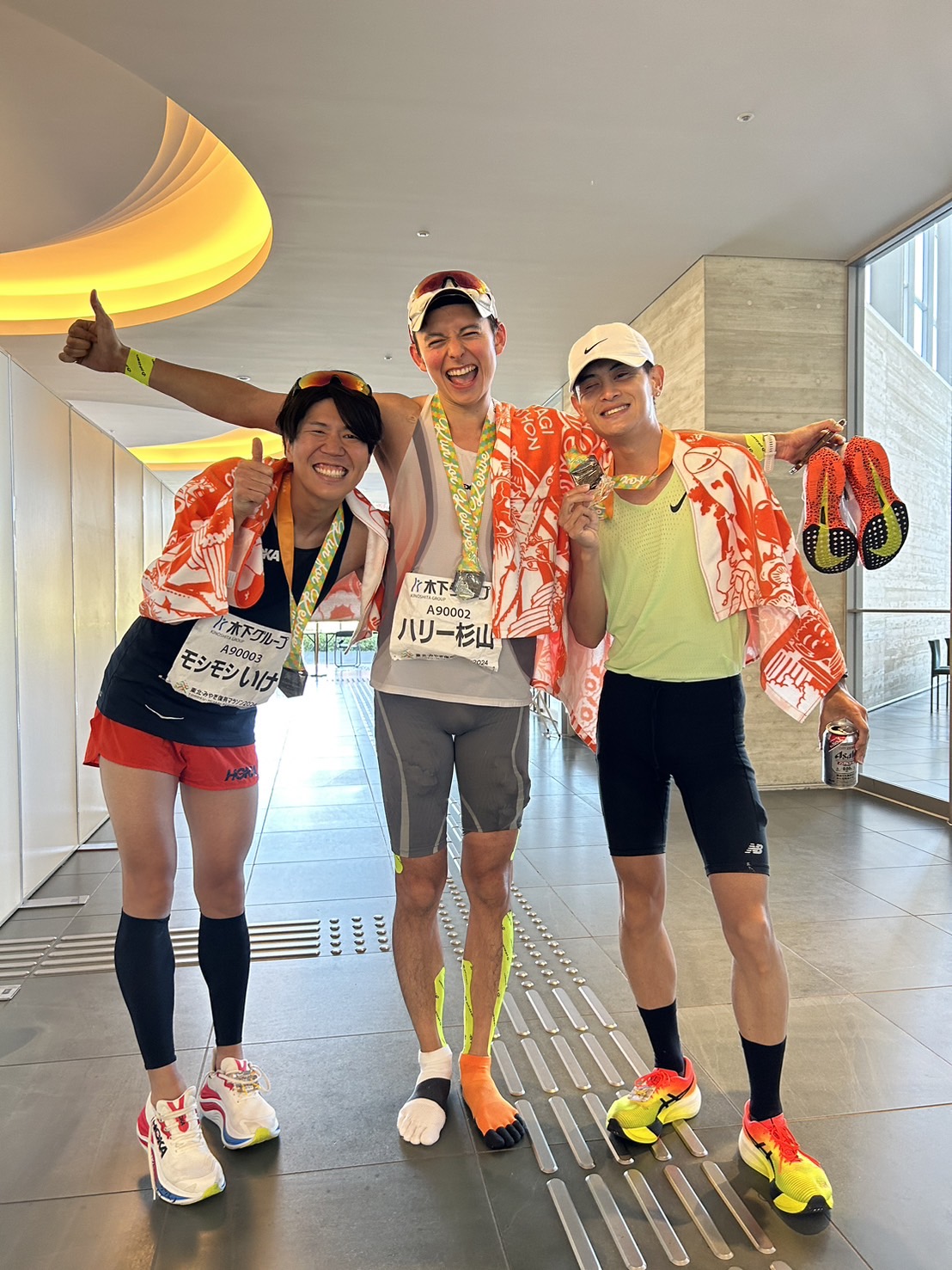 24年東北・みやぎ復興マラソンに出場したハリー杉山（中央＝本人提供）