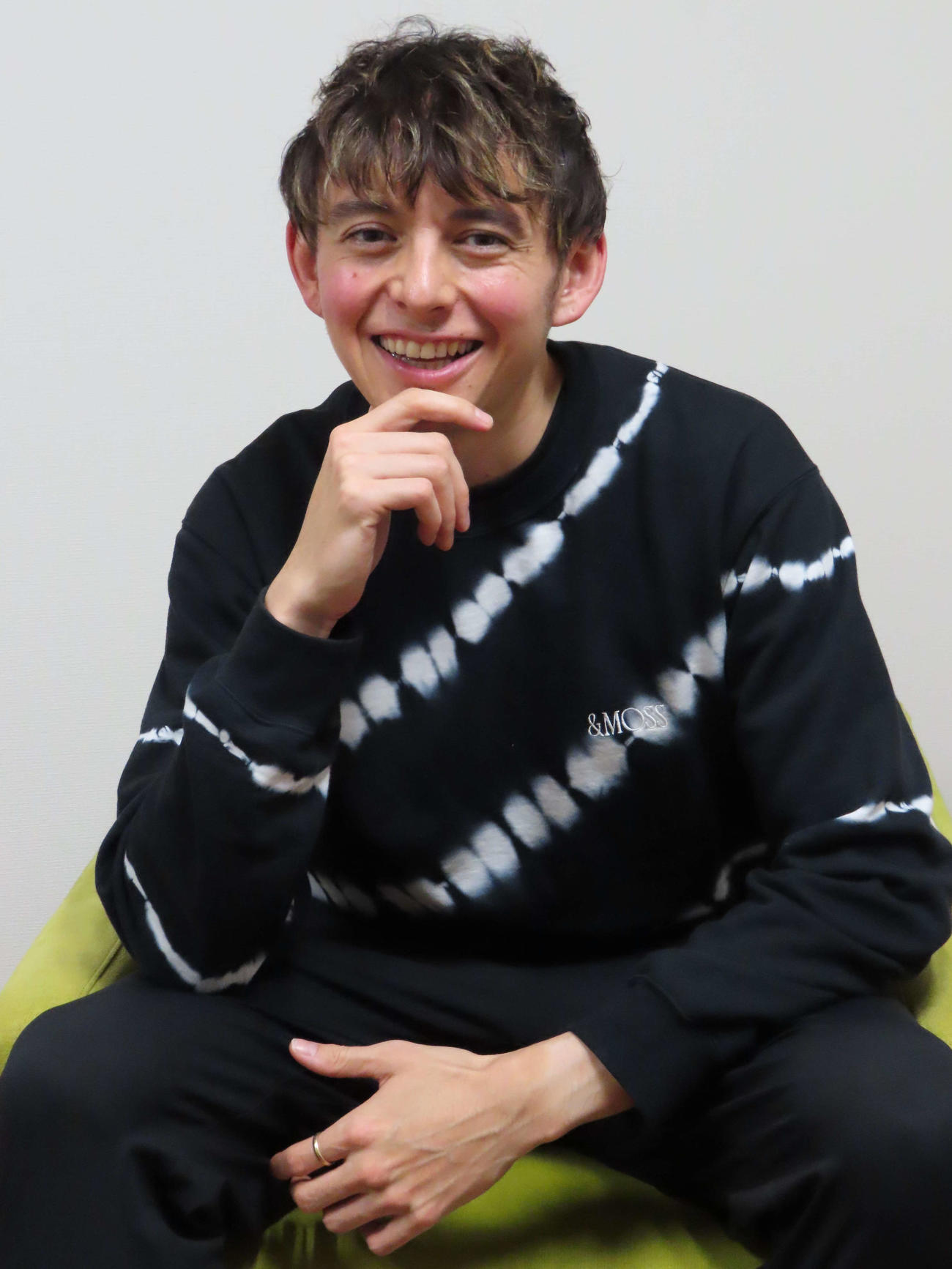 インタビューに応じたハリー杉山（撮影・近藤由美子）