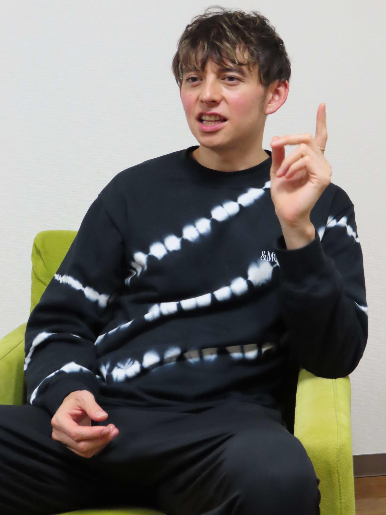 インタビューに応じたハリー杉山（撮影・近藤由美子）