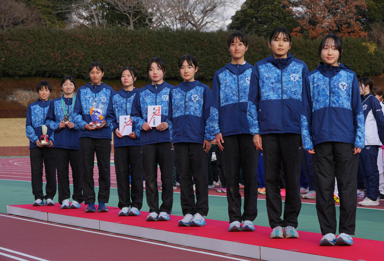 表彰台で写真に納まる3位日体大の選手たち（撮影・垰建太）