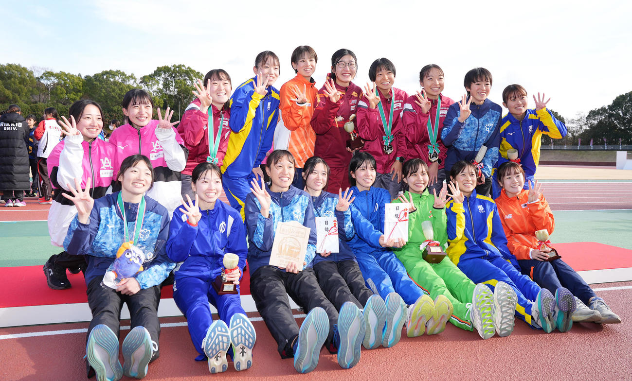 レースを終え笑顔で写真に納まる各大学の4年生の選手たち（撮影・垰建太）