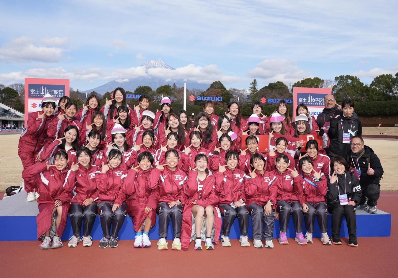 富士山女子駅伝　優勝し笑顔で写真に納まる立命館大の選手たち（撮影・垰建太）