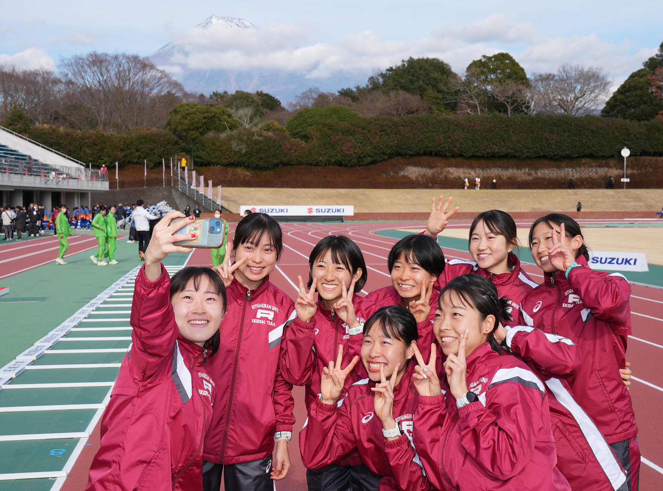 優勝し記念写真に納まる立命館大の選手たち（撮影・垰建太）