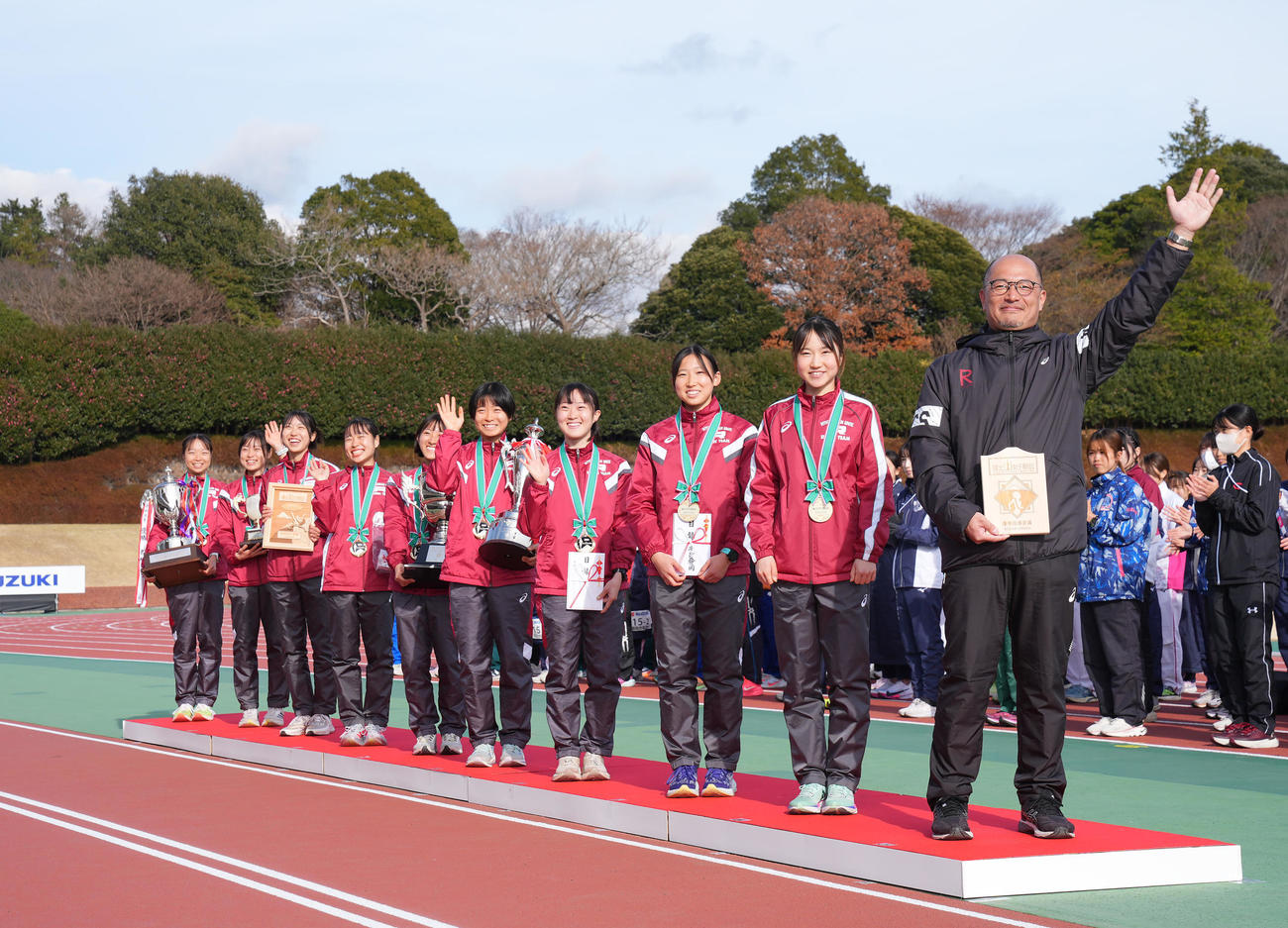 優勝し表彰台で笑顔を見せる立命館大の選手たち（撮影・垰建太）