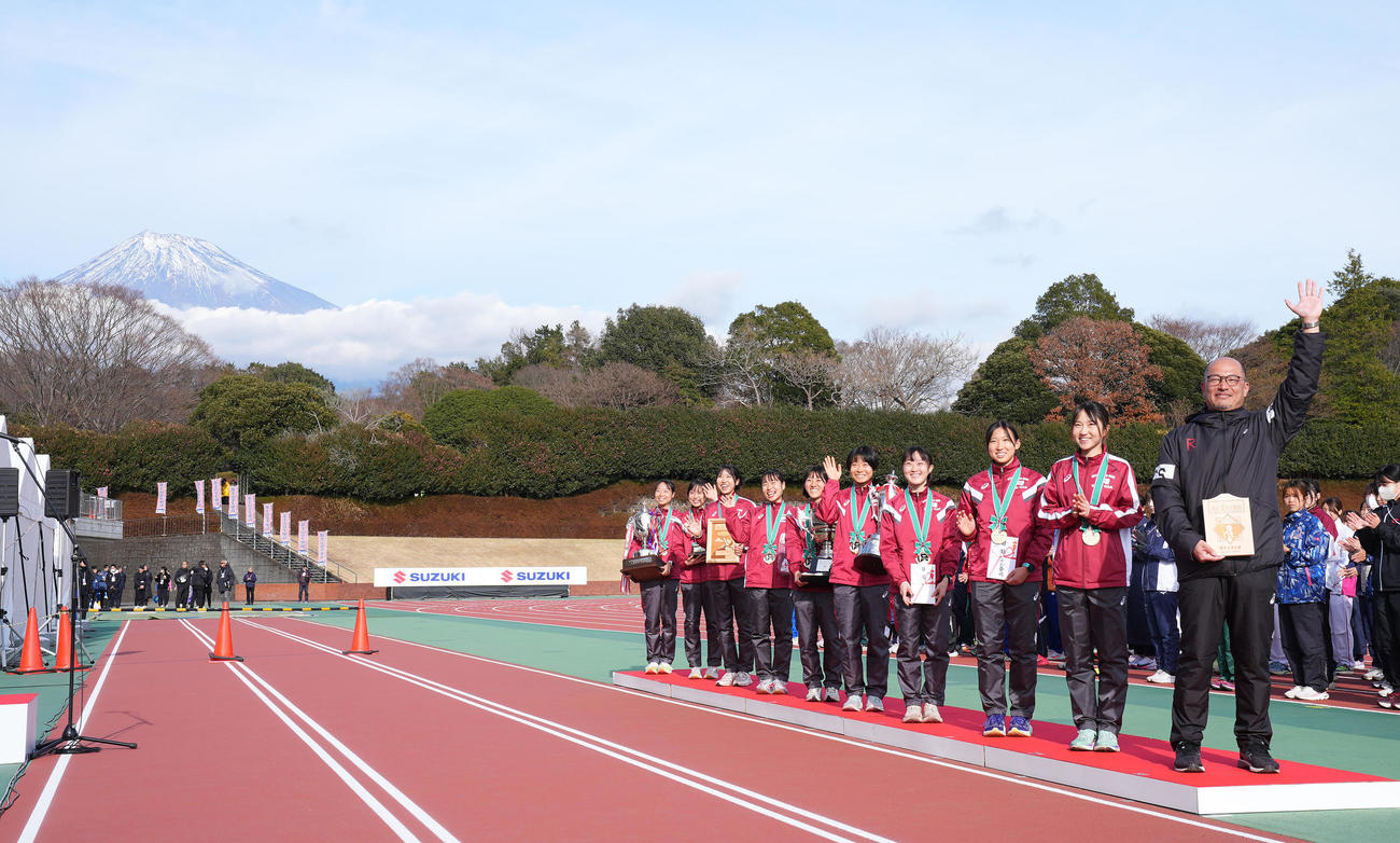 優勝し表彰台で笑顔を見せる立命館大の選手たち（撮影・垰建太）