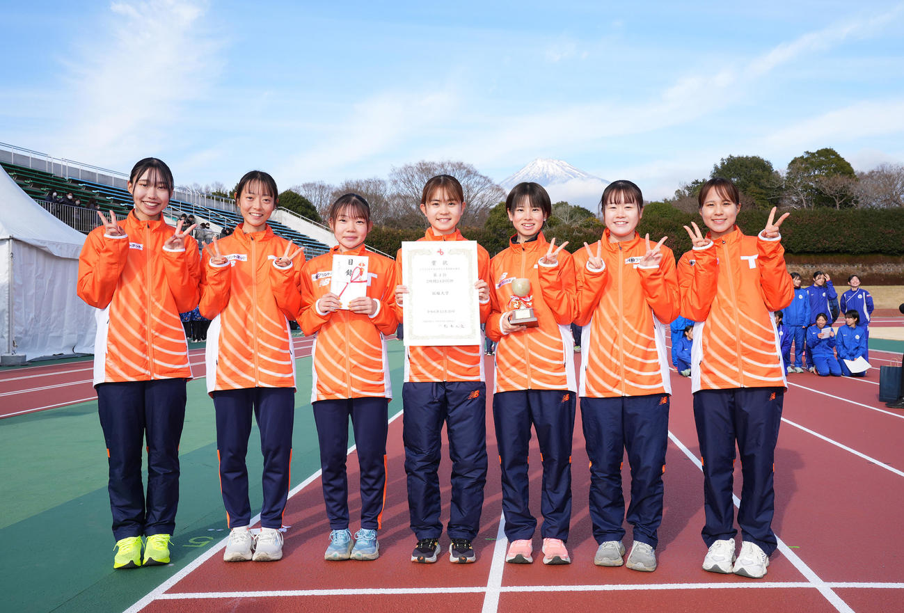 レースを終え記念写真に納まる4位拓大の選手たち（撮影・垰建太）