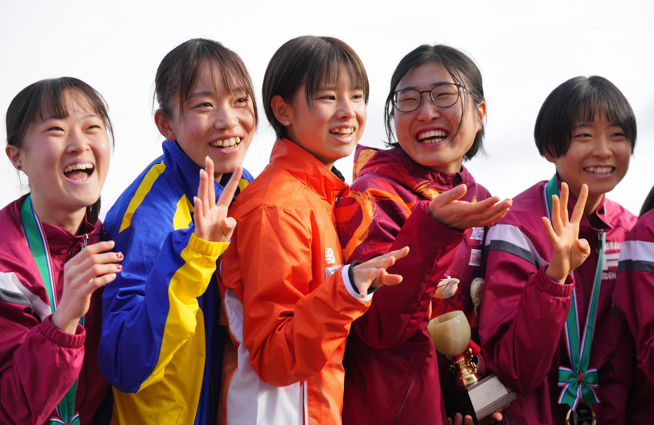 レースを終え各大学の同級生と笑顔で写真に納まる拓大・不破（中央）（撮影・垰建太）