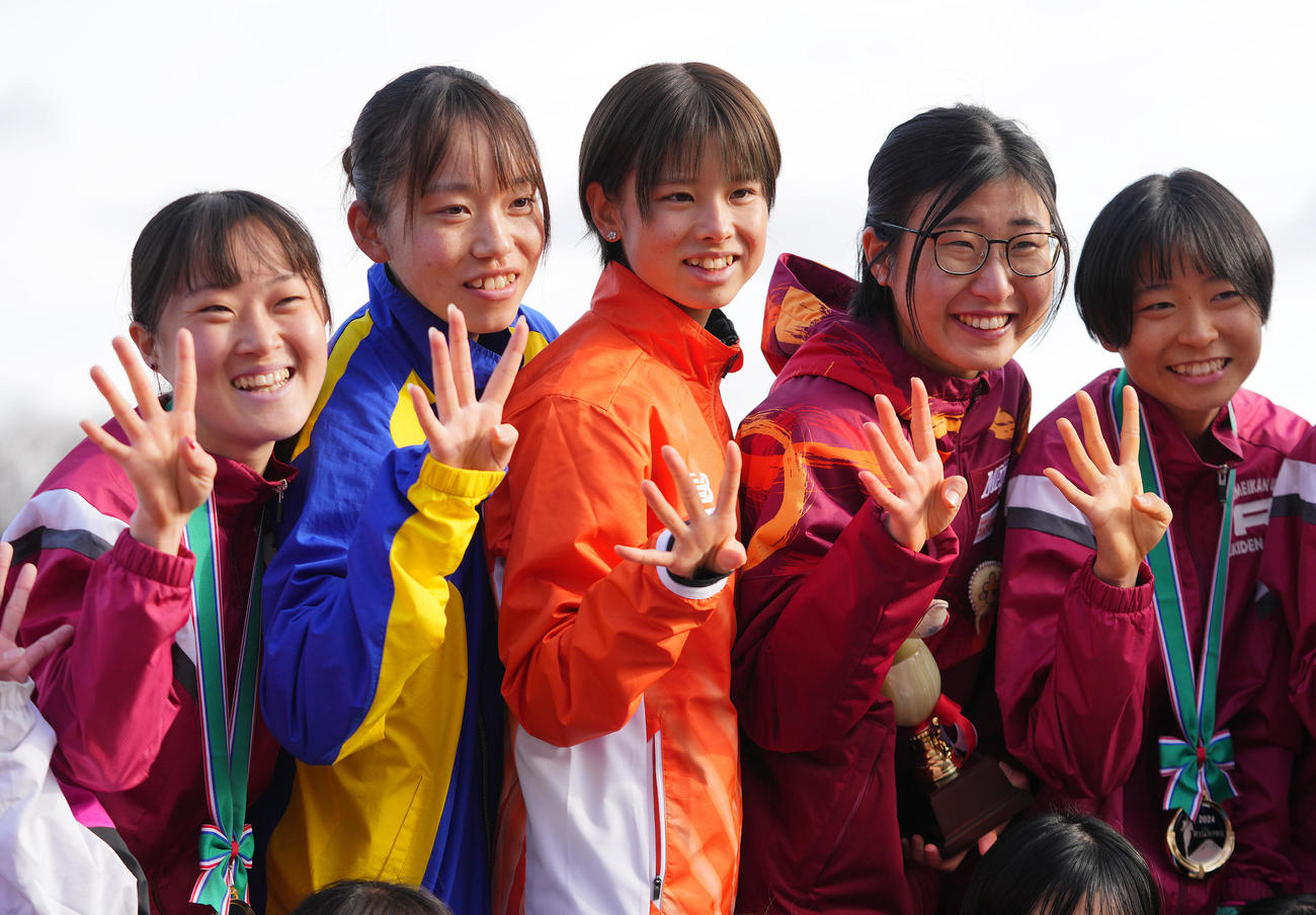 レースを終え各大学の同学年と笑顔で写真に納まる拓大・不破（中央）（撮影・垰建太）