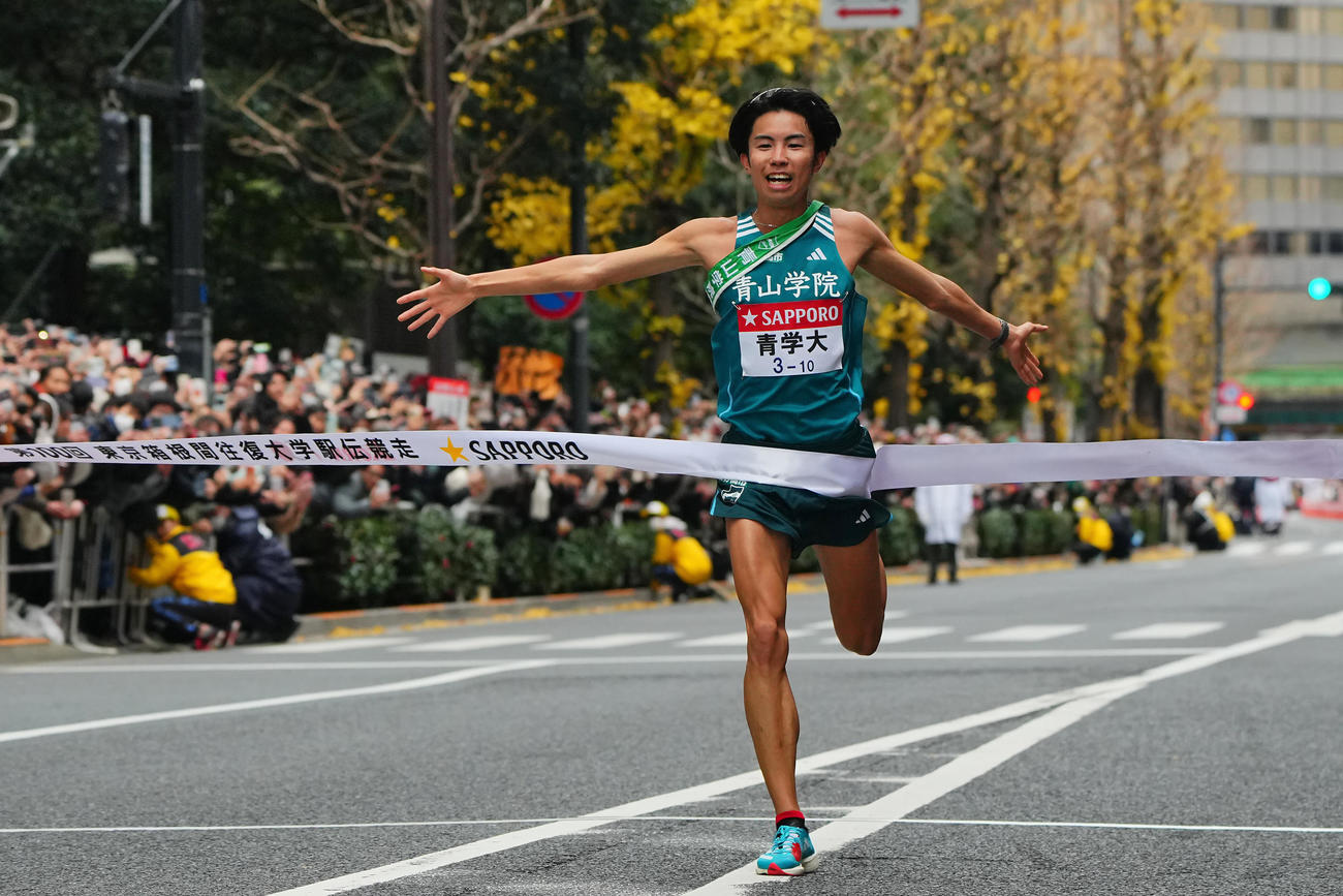 24年1月3日、箱根駅伝復路　優勝のゴールテープを切る青学大10区宇田川