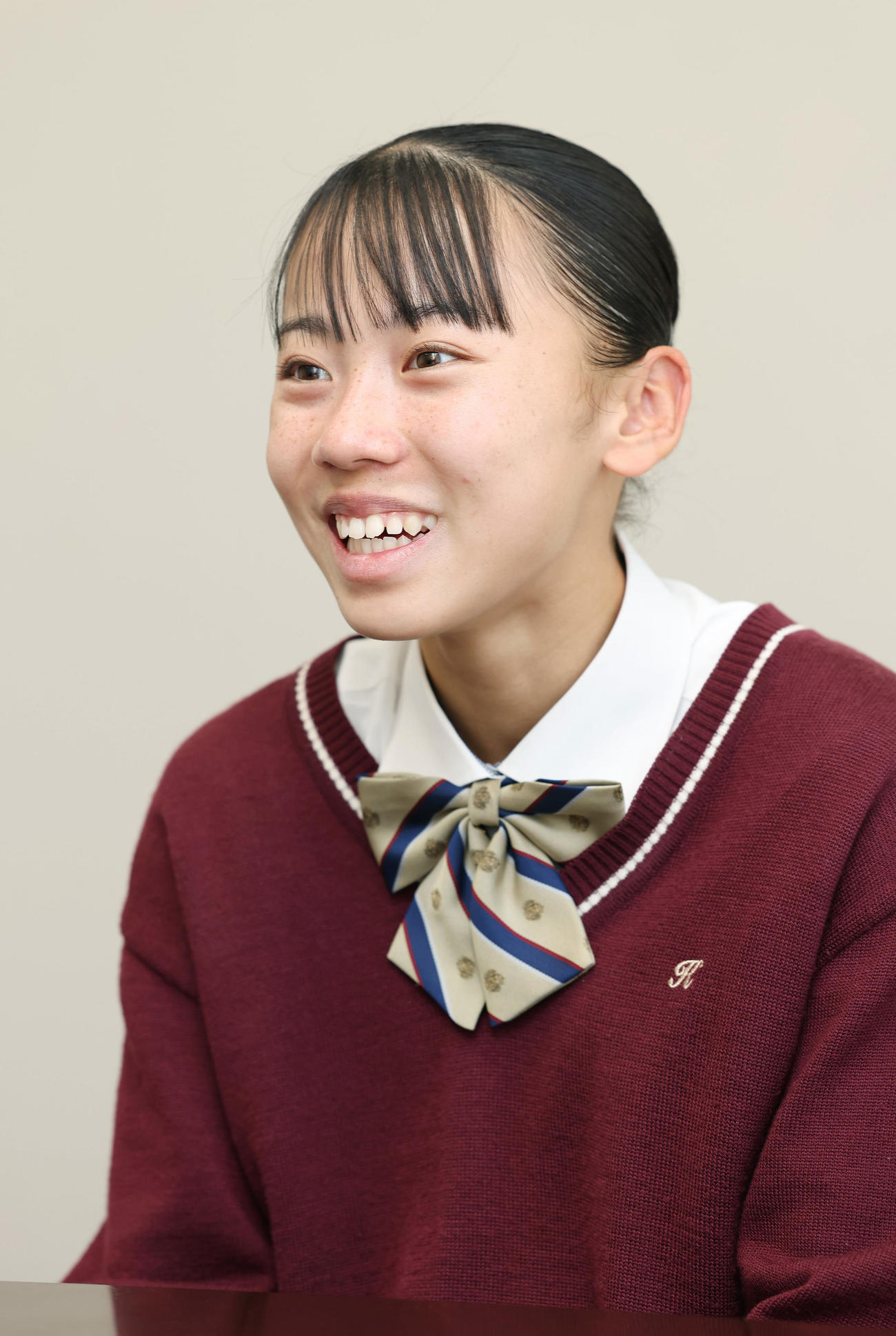 インタビューで笑顔を見せる久保凜（撮影・前田充）