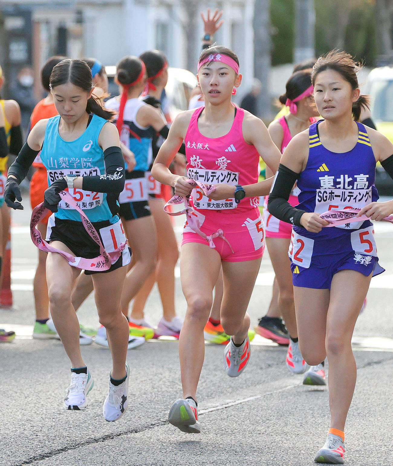 東大阪大敬愛の久保（中央）はタスキをもらいスタートする（撮影・上山淳一）