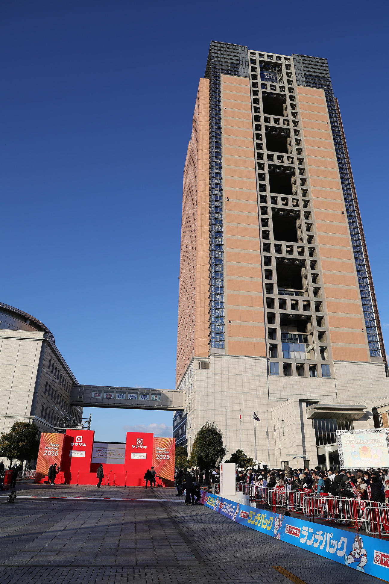 ニューイヤー駅伝2025のスタート地点の群馬県庁（撮影・足立雅史）