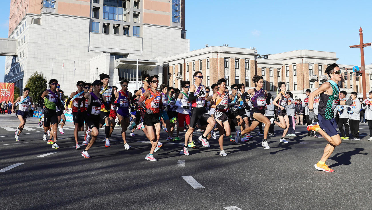 群馬県庁前をスタートする1区の選手たち（撮影・足立雅史）
