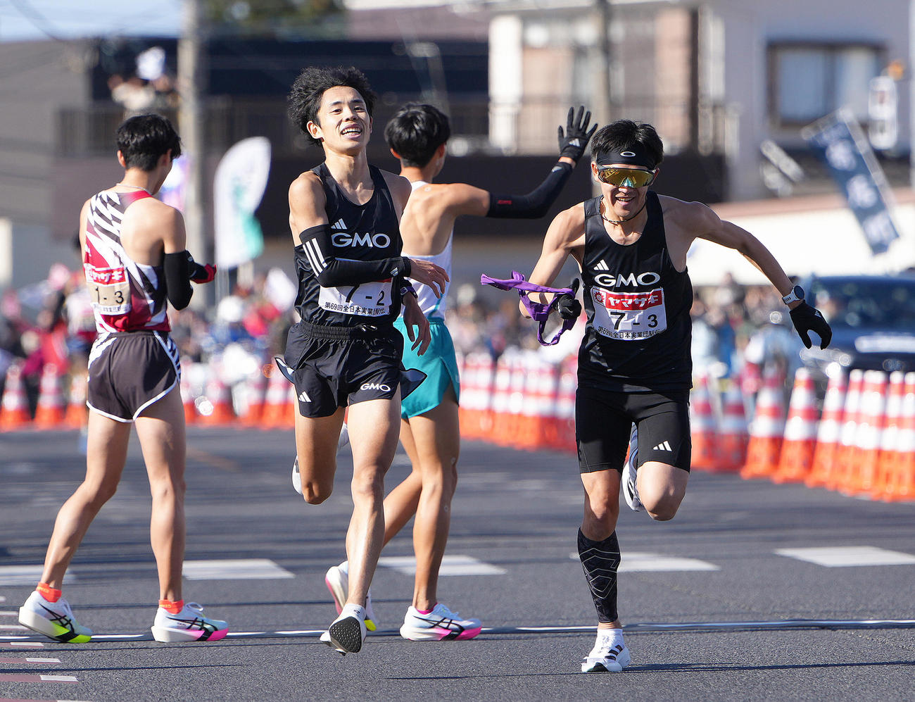 第2中継所でタスキリレーするGMOインターネットグループの2区今江（左）と3区鈴木（撮影・足立雅史）