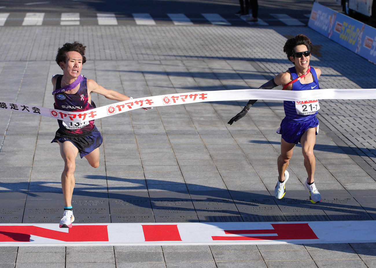 最終7区、ゴール前の激しい競り合いを制し5位となったSUBARUの並木（左）。右は6位の住友電工の永山（撮影・足立雅史）