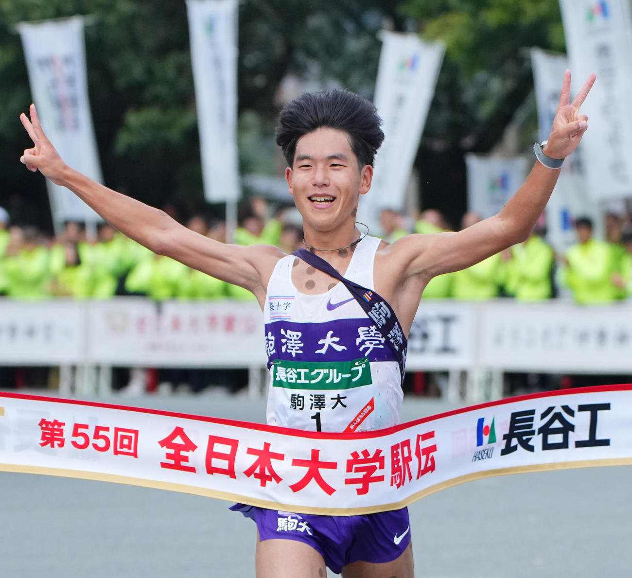 第55回全日本大学駅伝　8区、1位でゴールテープを切る駒大・山川拓馬（2023年11月撮影）