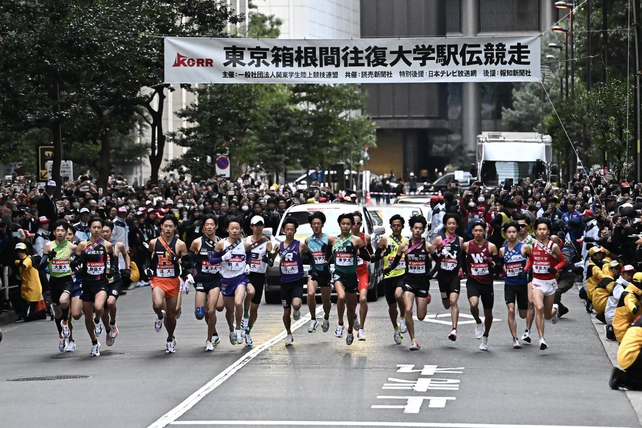 大手町をスタートする1区の選手たち（撮影・滝沢徹郎）